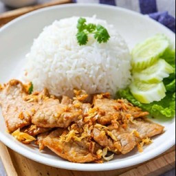 หมูทอดกระเทียมราดข้าว