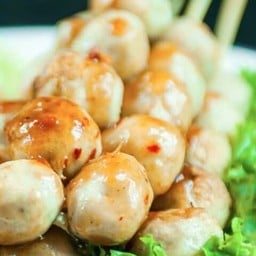 ลูกชิ้นเอ็นไก่ทอด + น้ำจิ้ม