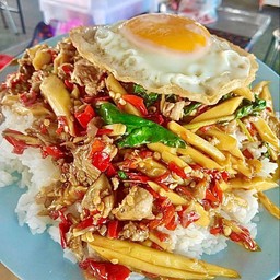 ผัดกระเพราหน่อไก่ไม้ไข่ดาว