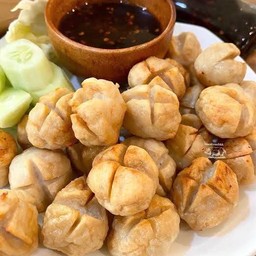 ลูกชิ้นหมูทอด น้ำจิ้มรสเด็ด