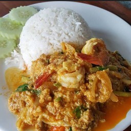 ผัดผงกะหรี่ทะเลราดข้าว