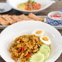 ข้่าวสามชั้นคั่วกลิ้งไข่ต้ม