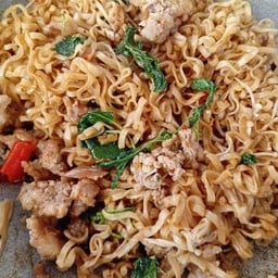 กะเพรามาม่าหมูสับ