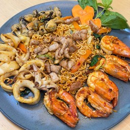 มาม่าผัดขี้เมารวม(ไก่+กุ้ง+หมึก+หอย)