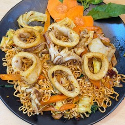 Spicy Stir Fried Instant Noodle With Squid