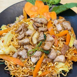 Spicy Stir Fried Instant Noodle With Chicken