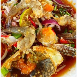 ยำปูม้ากุ้งสด/สุก