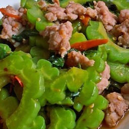 ข้าวหน้ากระเพราหมูสับใส่มะระ