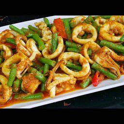 ผัดพริกแกงปลาหมึก