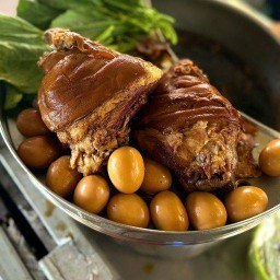 เบญ เบญ - ข้าวมันไก่ ข้าวขาหมู