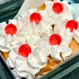 ขนมปังปิ้งเนยวิปครีม + เจลลี่สตอเบอรี่