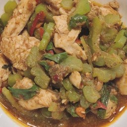 ข้าวหน้าผัดพริกแกงอกไก่ใส่มะระ