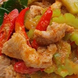 ข้าวหน้าผัดพริกแกงไทยมะระหมูชิ้น