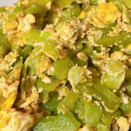 ข้าวหน้าผัดมะระใส่ไข่