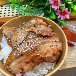 ข้าวหมูย่างกับน้ำจิ้มสุกี้ (เลือกเนื้อสัตว์ในหัวข้อค่ะ)