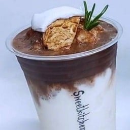 มะพร้าวปั่นนมสดหน้าไอศครีม(แยกตลาดไนท์) สี่แยกตลาดไนท์