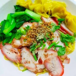 ชายสี่หมี่เกี๊ยว(หน้าเชเว้นตลาดเย็นบ้านติ้ว)