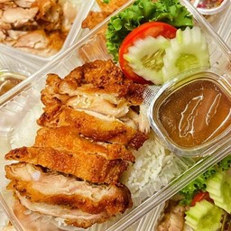 ข้าวไก่ทอด ซอสน้ำปลา