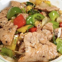 หมูชิ้นผัดพริกไทยดำ ราดข้าว