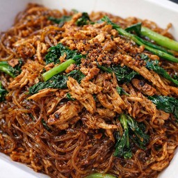 เส้นผัดซีอิ้วไก่ฉีก ไม่ไข่ (ใส่ถุง)