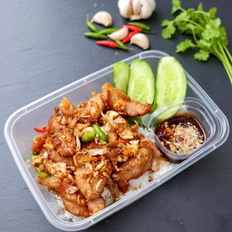 ข้าวหมูทอดกระเทียม พริกสด