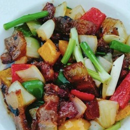 หมูกรอบผัดพริกไทยดำ ราดข้าว