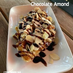 chocolate almond croffle (ครอฟเฟิล ช๊อคโกแลต+อัลมอนด์)