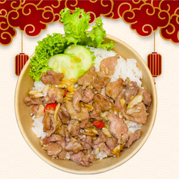 ข้าวเนื้อทอดกระเทียมพริกสด