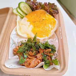 ข้าวกะเพราหมูสามชั้นสไลด์