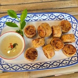 ไก่จ๊อทอดกรอบ(10ชิ้น)พร้อมน้ำจิ้มบ๊วยรสเด็ด