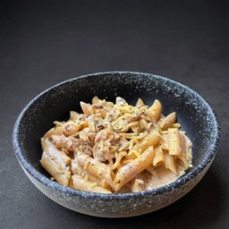 พาสต้าครีมซอสแฮมและเห็ด