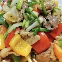 ไก่ผัดพริกไทยดำ ราดข้าว