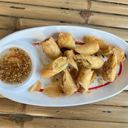 ป่อเปี๊ยะไก่ทอด(5ชิ้น)พร้อมน้ำจิ้มถั่วสูตรเด็ด