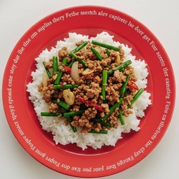 หมูสับผัดดอกหอมน้ำมันหอยราดข้าวหอมมะลิ 210 กรัม