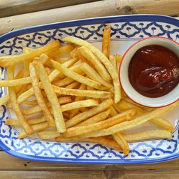 เฟรนฟรายทอดเสริฟพร้อมซอสมะเขือเทศ