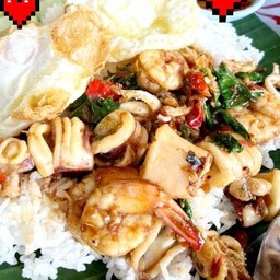 กะเพราถาด ข้าวกะเพราทะเลรวม หมูสับ+กุ้ง+หมึก+ฟรีไข่ดาว2ฟอง