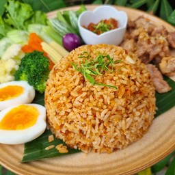 ข้าวผัดน้ำพริกแจ่วบองปลาร้า หมูทอด ไข่ต้ม ผักเหนาะ
