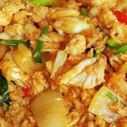 เนื้อปูผัดผงกะหรี่ราดข้าว