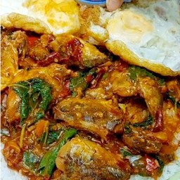 กะเพราถาด ข้าวกะเพราปลากระป๋อง2ป๋อง+ฟรีไข่ดาว2ฟอง