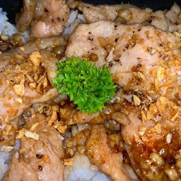 [อร่อยซ่ากับโค้ก] ข้าวหมูกระเทียม +  โค้ก ไม่มีน้ำตาล (ขวด)