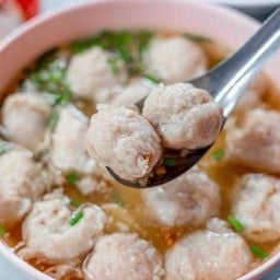 เตี๋ยวหมูเด้ง&กะเพราเอ็นข้อไก่ ตามสั่ง ตึกรุ่งอนันต์ 2