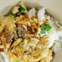 ข้าวต้มแห้งผัดไข่ ปลากระพง