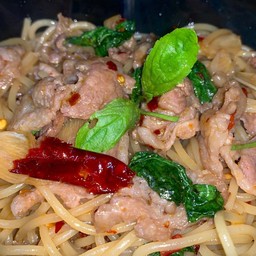 [อร่อยซ่ากับโค้ก] สปาเก็ตตี้กะเพราเนื้อ +  โค้ก ซีโร่(ขวด)