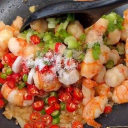 ข้าว ราดกุ้งคั่วพริกเกลือ