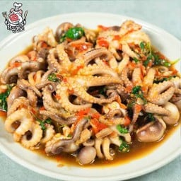 กระเพราหมึกสายราดข้าว