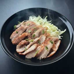 ข้าว x สันคอหมูย่างเกลือพริกไทยดำ