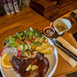 สเต๊กพอร์คช็อปรมควัน (Pork Chop Steak)