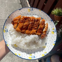 ข้าวไก่ทอดราดซอสกระเทียม