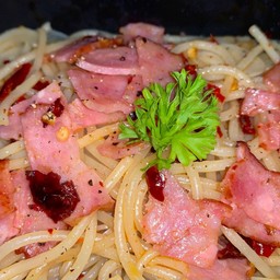 [อร่อยซ่ากับโค้ก] สปาเก็ตตี้ผัดพริกแห้งเบคอน +  โค้ก ไม่มีน้ำตาล (ขวด)