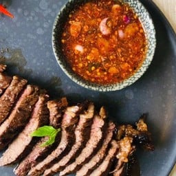 เนื้อย่างจิ้มแจ่วออสเตรเลียนวากิว สะโพก MB8/9 150g